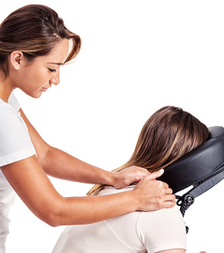 Une femme prodigue un massage AMMA assis à une autre femme