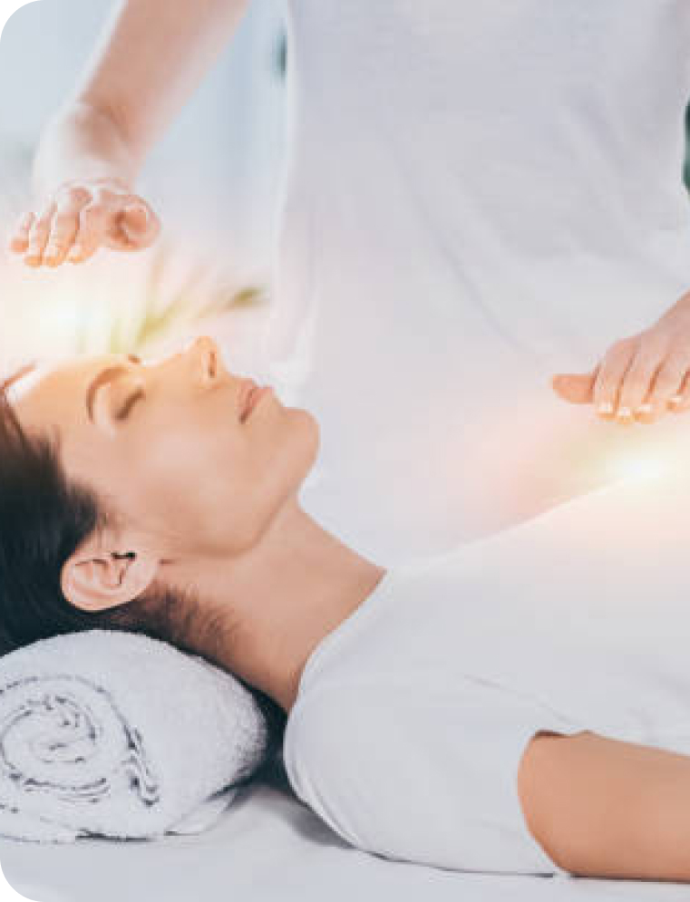 Représentation d'une femme prodiguant des soins énergétiques à une cliente